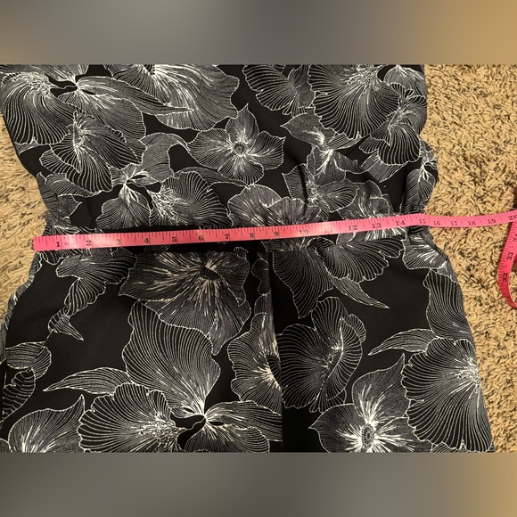 🌟Host Pick!!🌟Women’s Floral Romper. - Picture 5 of 6
